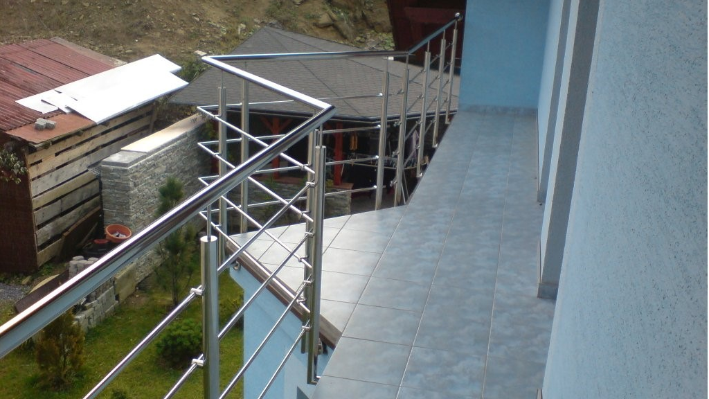 Nerezový balkón so špecifickým výbežkom