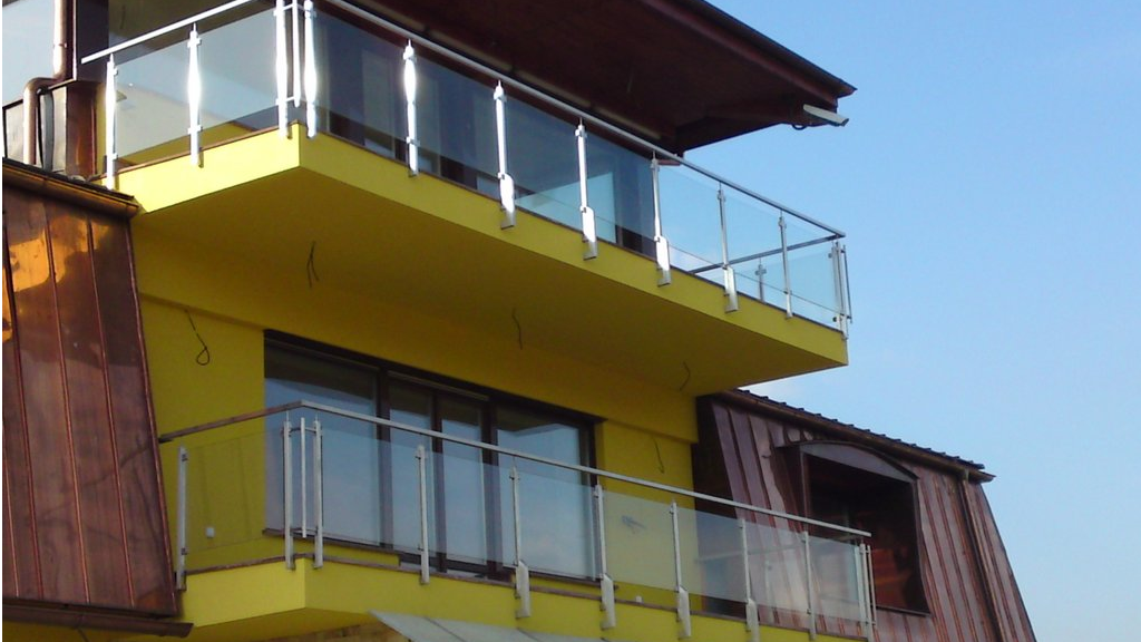2 balkóny vyplnené bezpečnostným sklom