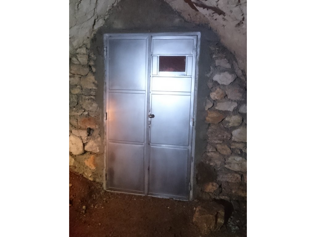 Nerezové dvere v jaskyni