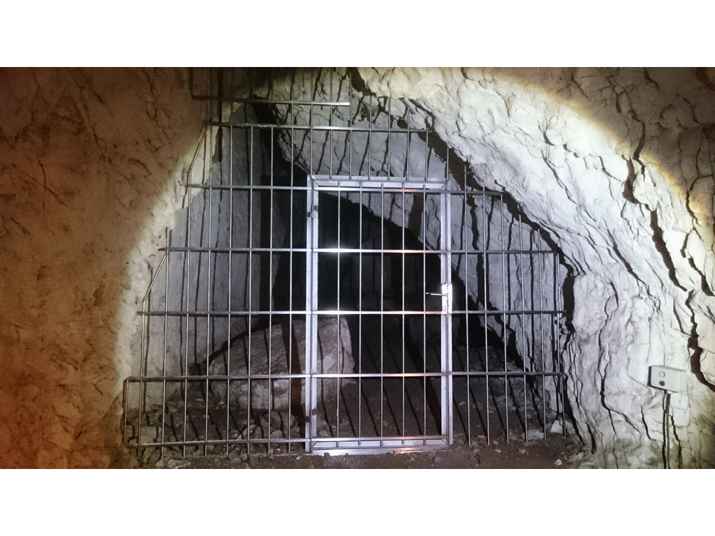 Nerezové mreže s bránou v jaskyni